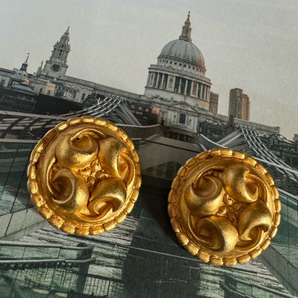 Stunning KATE HINES gold tone vintage clip on earrings